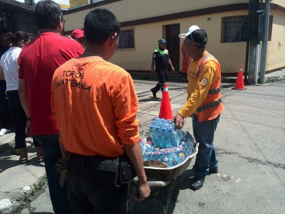 El pequeño grupo de rescatistas "Los Topos" ayudó a los afectados por el alud en Santa Catarina Pinula. (Foto: Gustavo Méndez/Soy502)