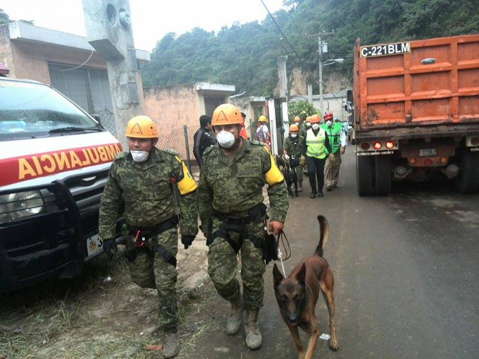 Los soldados mexicanos que colaboran en las labores de rescate en El Cambray II, abandonan el lugar del siniestro esta tarde luego de que empezara a llover copiosamente en el área. (Foto: Gustavo Méndez/Soy502)