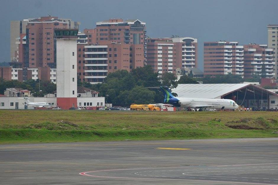 Un avión que viajaba con deportados debió aterrizar de emergencia en el Aeropuerto La Aurora. (Foto: Wilder López/Soy502)