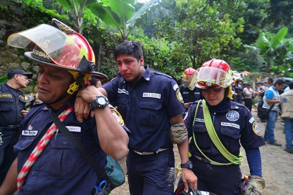 Varios socorristas se mostraron afectados tras localizar el cadáver de su colega, la joven bombera Wendy Pu. (Foto Wilder López/Soy502)