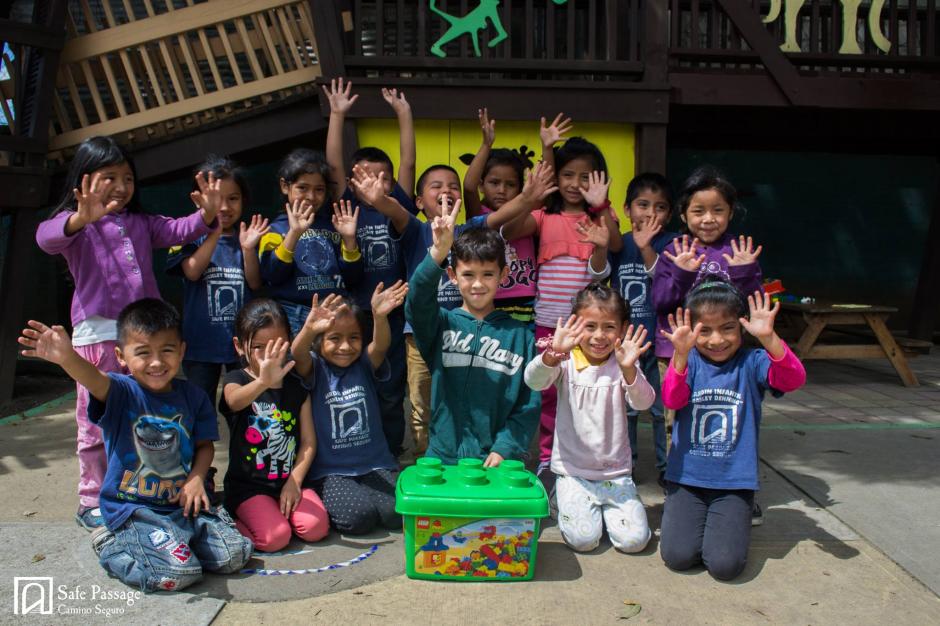 Adrián ya comparte con los niños de Camino Seguro la felicidad por jugar con los Legos que recolectó para alegrar a sus nuevos amigos. (Foto: Camino Seguro)
