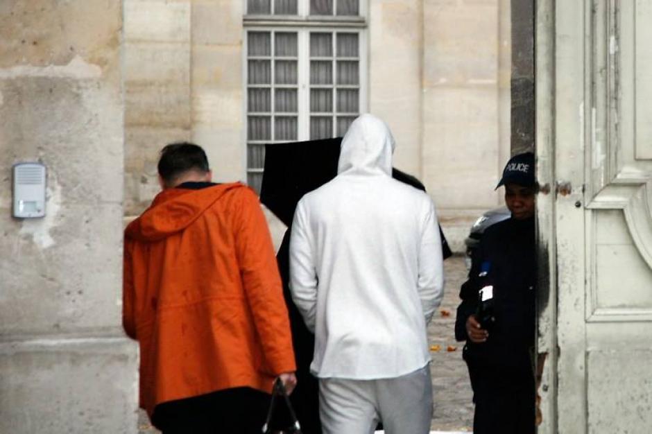 Karim Benzema fue llevado bajo arresto para declarar ante la justicia francesa por un caso de chantaje sexual. (Foto: AFP)