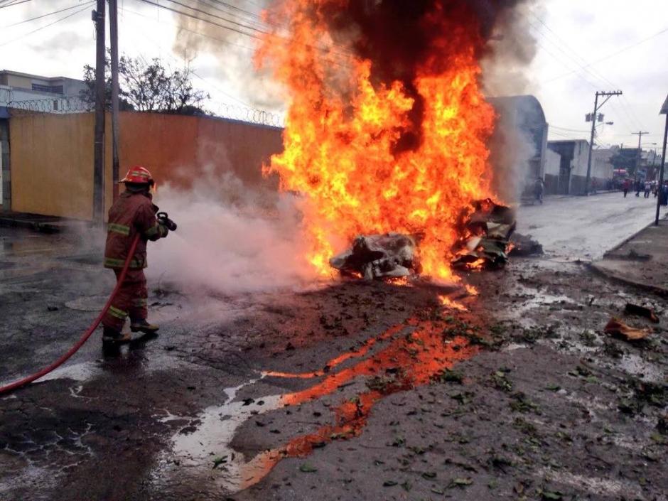 Los bomberos sofocaron el fuego de la avioneta incendiada tras el impacto en la zona 13. (Foto: Bomberos Municipales)