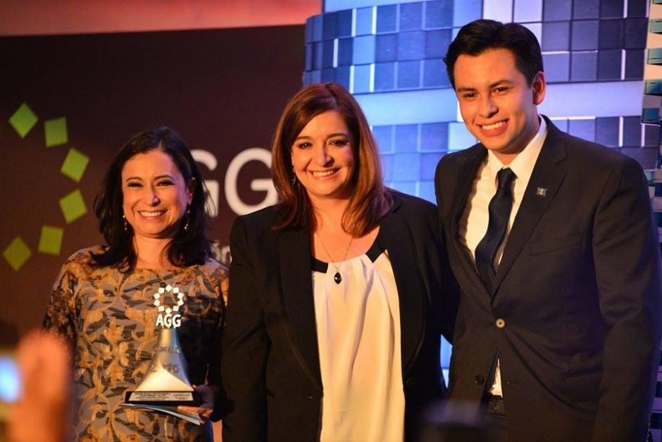 Las directoras de Soy502, Dina Fernández y Gaby Barrios, junto a Danilo Sikahall, Gerente Comercial, cuando reciben el premio de Gerente del Año en la categoría de Innovación y Creatividad. (Foto: Wilder López/Soy502)