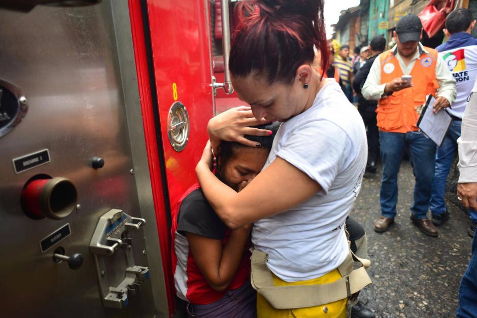 La bombera jamás se separó de la hermana de las fallecidas. (Foto: Jesús Alfonso/Soy502)
