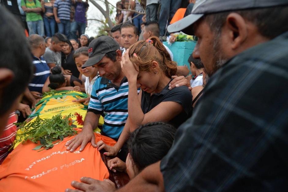 El maestro Gustavo Arrecis fue asesinado el martes y este miércoles fue enterrado. (Foto: Wilder López/Soy502)