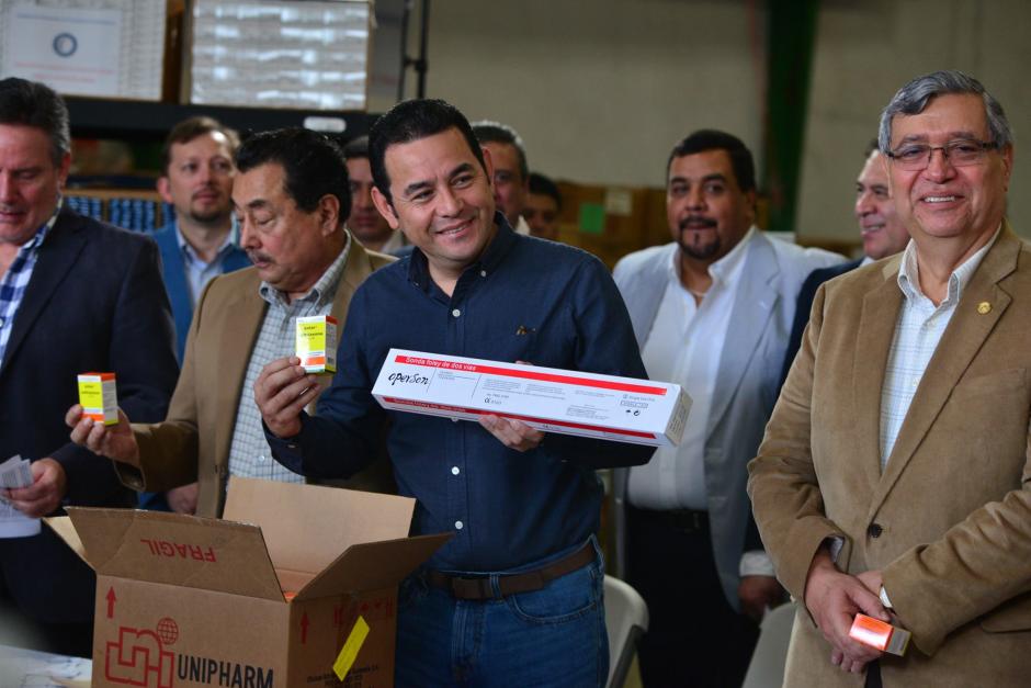 El presidente Jimmy Morales, acompañado del vicepresidente Jafeth Cabrera y el ministro de Salud, Alfonso Cabrera, recibieron el donativo por parte de la Fundación Esperanza de Vida y la Industria Farmacéutica de Guatemala. (Foto: Wilder López/Soy502)