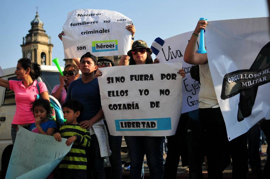 Manifestantes a favor y en contra de militares retirados se enfrentan