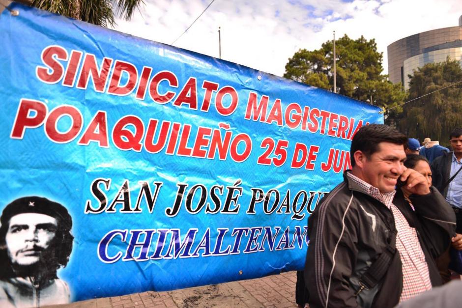 Cientos de maestros participan en una manifestación desde el Obelisco hasta la Casa Presidencial. (Foto: Jesús Alfonso/ Soy502)