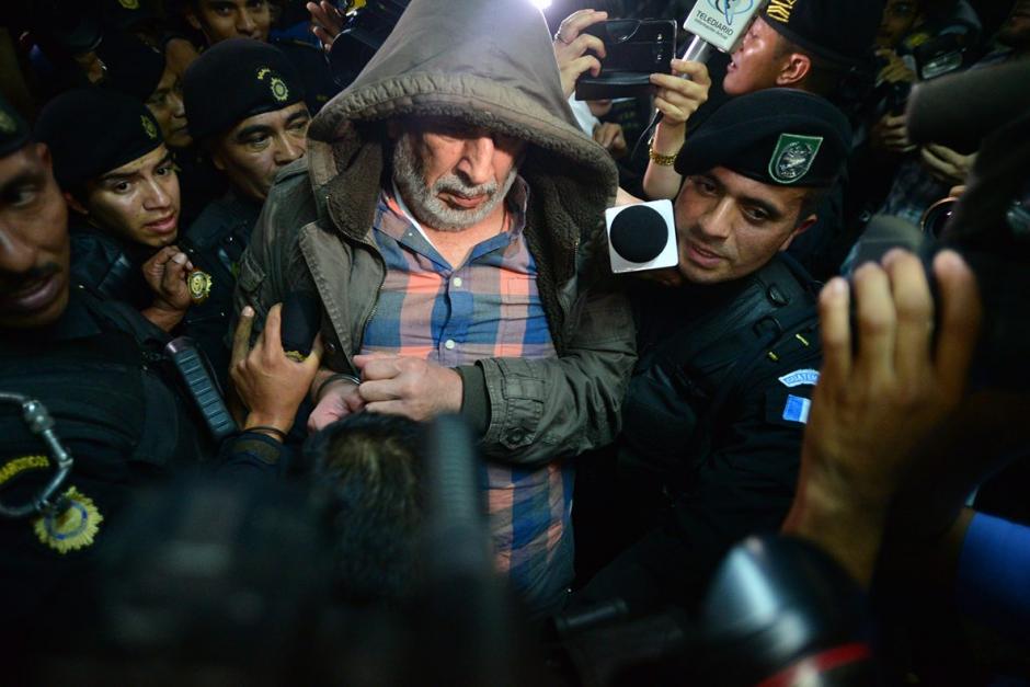 Brayan Jiménez entró escoltado por la policía a la Torre de Tribunales tras ser capturado en zona 14. (Foto: Wilder López/Soy502)