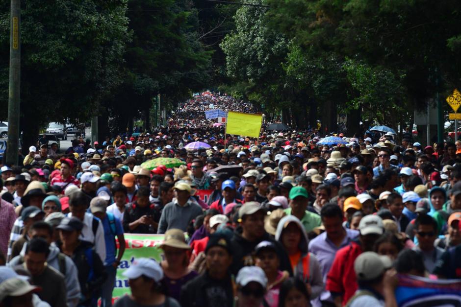 Centenares de maestros marcharon por la capital para exigir al nuevo gobierno como ya lo hicieron hace cuatro años con el gobierno del Partido Patriota. (Foto: Jesús Alfonso/Soy502)