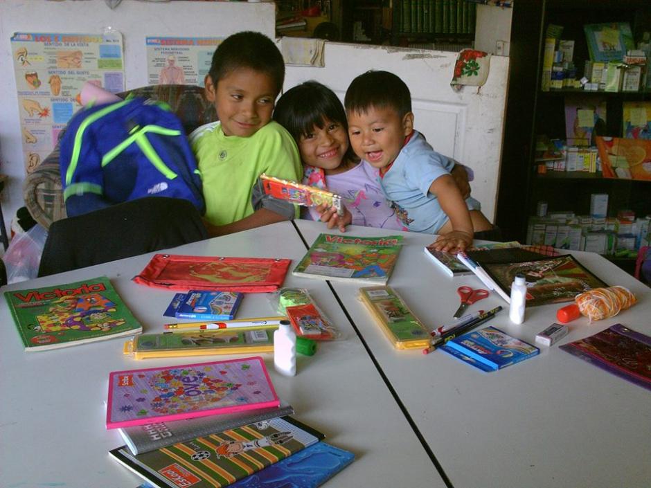 Al menos 400 niños de escasos recursos de Purulhá, Baja Verapaz recibieron útiles escolares a cambio de ecoladrillos. (Foto: Facebook/ Biblioteca Lic. Bernardo Lemus Mendoza)