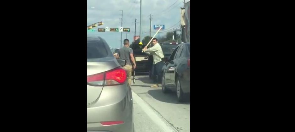 Una brutal pelea entre dos automovilistas en Estados Unidos, quedó registrada en un video que se ha viralizado en redes sociales. (Foto: Captura de Imagen)