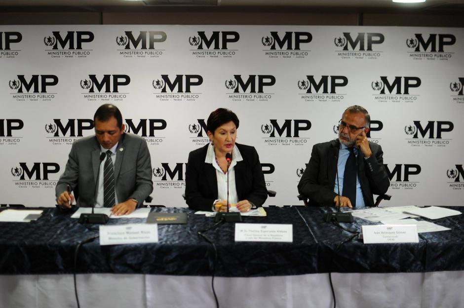 Francisco Rivas, ministro de Gobernación, Thelma Aldana, fiscal general, e Iván Velásquez, jefe de la CICIG, ofrecieron los detalles. (Foto: Alejandro Balán/Soy502)