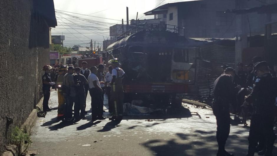 La parte trasera de un autobús en San José Pinula explotó y dejó al menos 15 heridos. (Foto: Bomberos Municipales Departamentales)