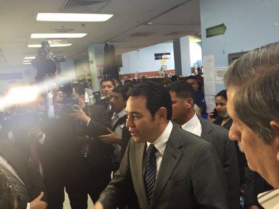El presidente Jimmy Morales sigue de giras "sorpresas" en los hospitales del país. (Foto: Jorge Sente/Nuestro Diario)