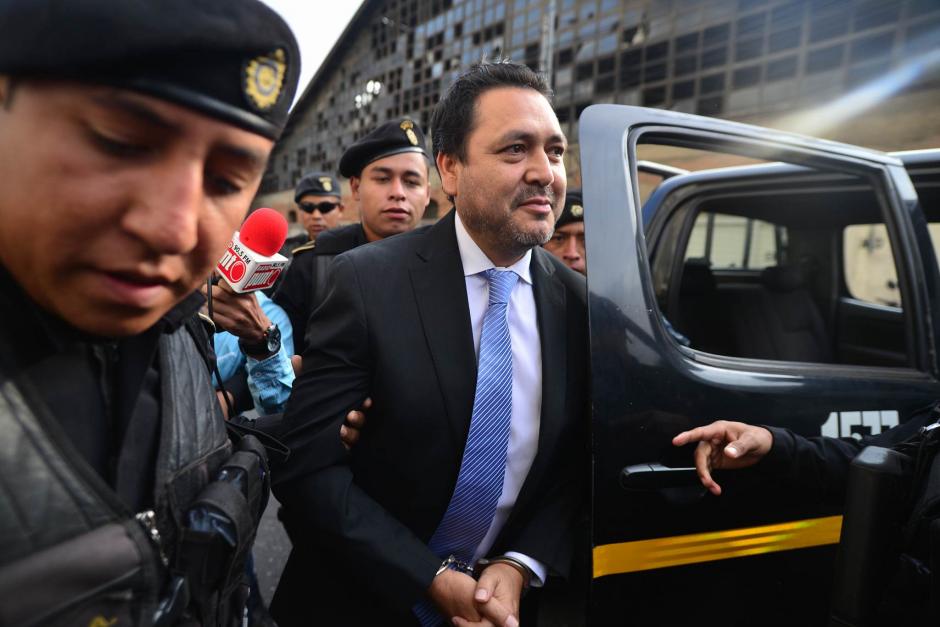 El exdiputado Gudy Rivera es trasladado por las autoridades hacia la Torre de Tribunales. (Foto: Wilder López/Soy502)