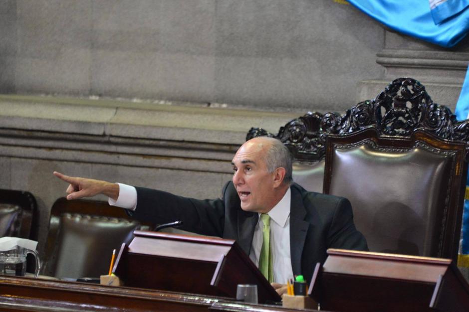 El presidente del Congreso, Mario Taracena, discutió con su compañero de bancada Emilio Fajardo durante la plenaria de este jueves. (Foto: Alejandro Balán/Soy502)