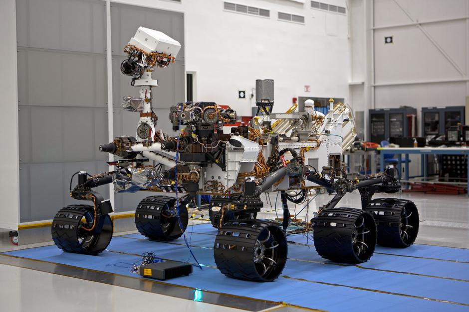 El robot Curiosity, de un costo total de 2 mil 500 millones de dólares, es operado por ingenieros de la NASA desde un laboratorio en Pasadena, California. (wikipedia.com)