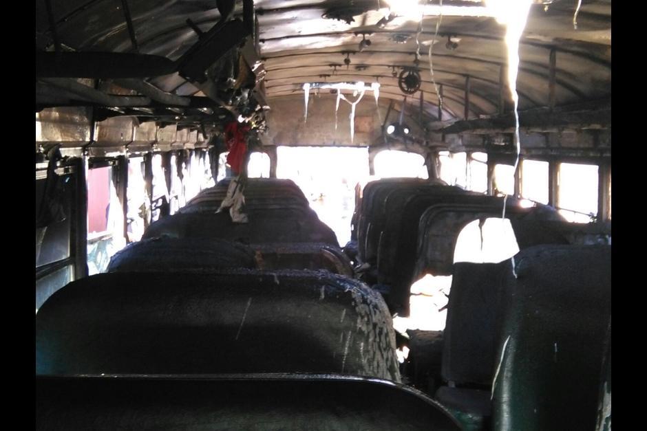 El explosivo fue instalado en la parte de atrás del bus. (Foto: Bombero Municipales Departamentales)&nbsp;
