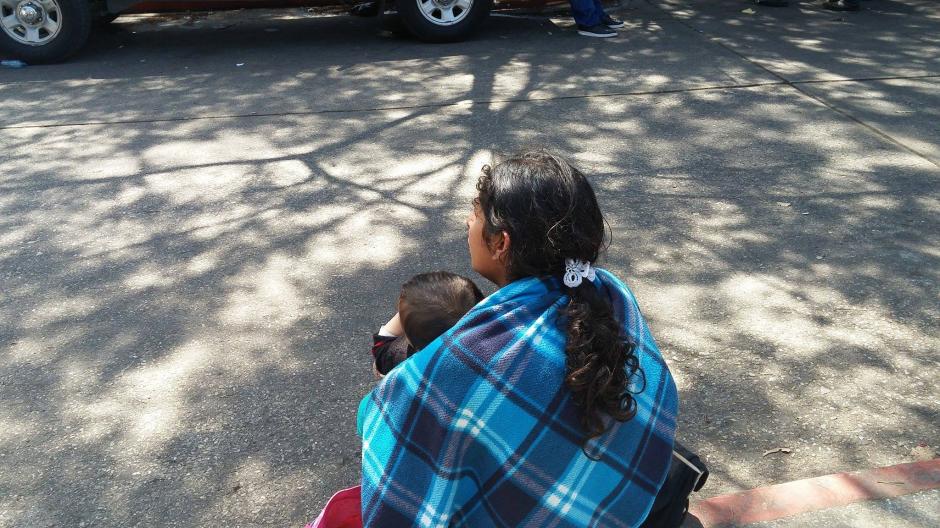 La esposa de Miguel Ángel López espera a las afueras del Hospital Roosevelt donde él se encuentra recluido luego de resultar con quemaduras por una explosión en el interior de un bus en San José Pinula. (Foto: José Miguel Castañeda/Soy502)