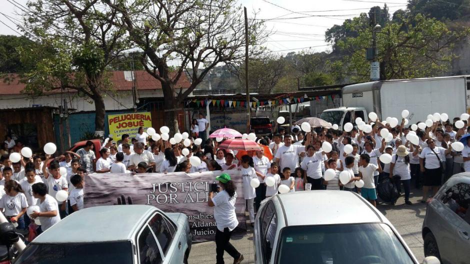 Amigos y familiares del niño que murió ahogado en el Liceo Javier realizaron una marcha y un plantón en su memoria. (Foto: Facebook/Justicia por Alex)