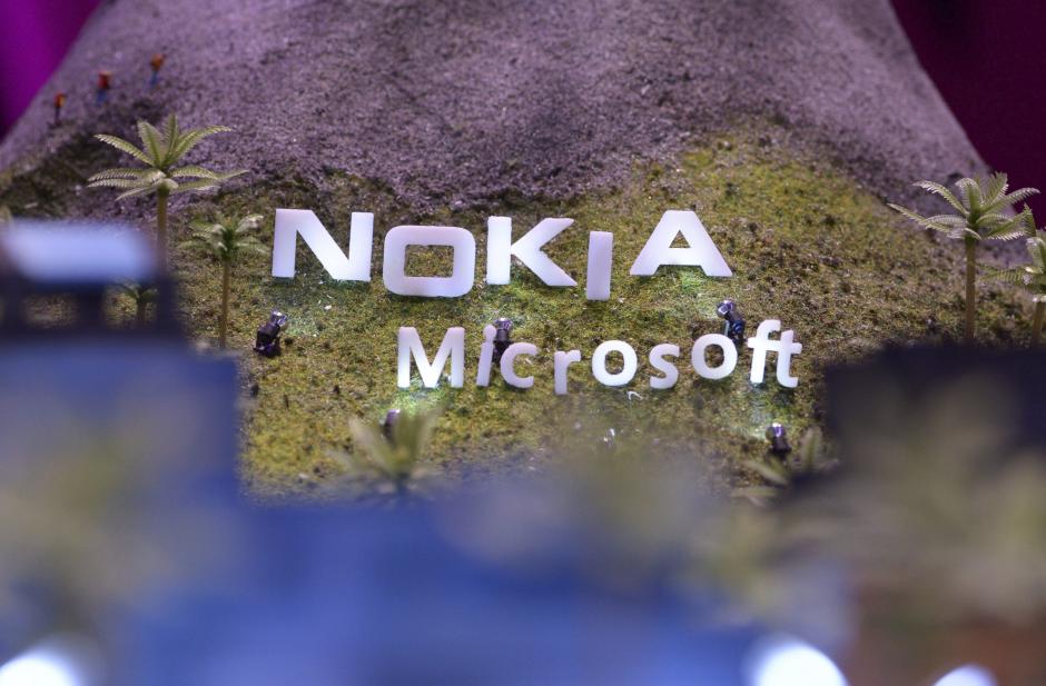 Detalle del logotipo de Nokia y Microsoft en una maqueta en el expositor de Telekom en la Feria tecnológica IFA. (EFE)