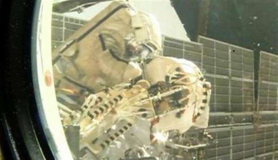 Dos astronautas rusos instalan un sistema de cámaras y equipo de ciencia en la Estación Espacial Internacional (EEI).&nbsp;