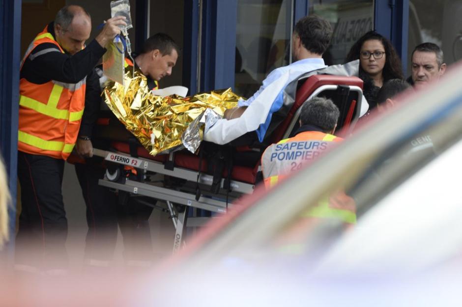 Una de las víctimas del mortal accidente ocurrido en Francia es trasladado en una camilla hacia un Centro Asistencial. (Foto: AFP)