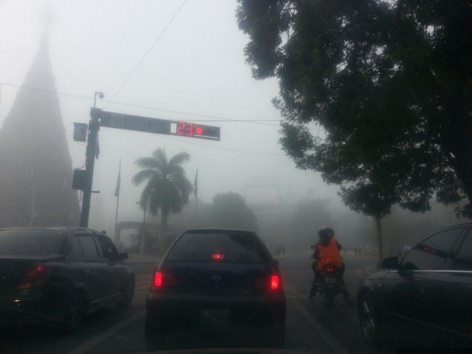 La Ciudad de Guatemala amaneció desde tempranas horas de la mañana cubierta de una densa neblina que hizo que automovilistas circularan con precaución en las diferentes calles y avenidas capitalinas.&nbsp;