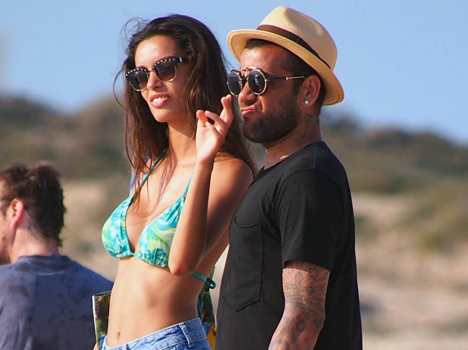 Dani Alves y su novia Joana. (Foto: noticianormal.blogspot.com)