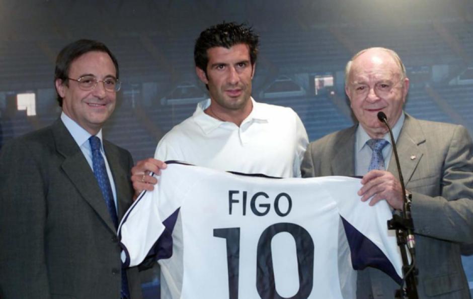 Luis Figo en su presentación tras fichar por el Real Madrid. (Foto: Marca)