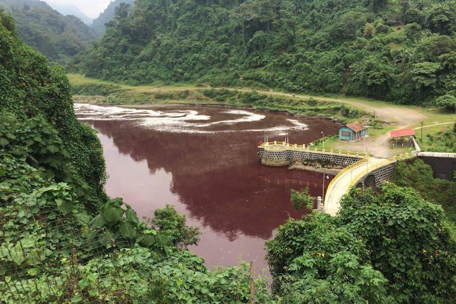 El Río Samalá fue contaminado por una sustancia desconocida. (Foto: Stereo 100) 