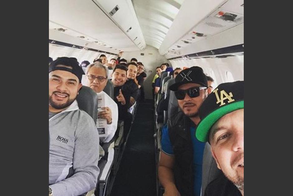 Ya en el avión, la Banda MS anuncia que está viajando a Guatemala para su concierto de esta noche. (Foto: Banda MS)