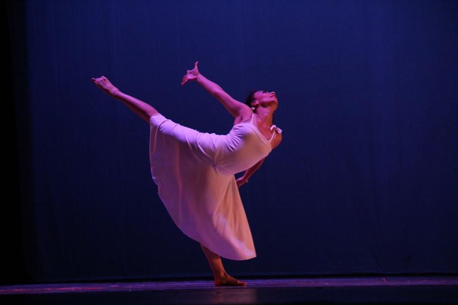 El día mundial de la Danza se celebró la noche de este martes en la Gran Sala Efraín Recinos del Teatro Nacional; en donde se presentaron 18 grupos de diferentes escuelas de danza del país. (Foto: Alexis Batres/Soy502)