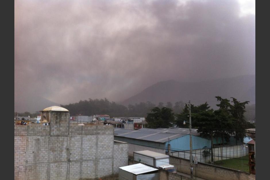 La ceniza lanzada por el volcán de Fuego ha llegado a varios municipios de Sacatepéquez, como Jocotenango. (Foto: Cortesía Mynor Bejarano)