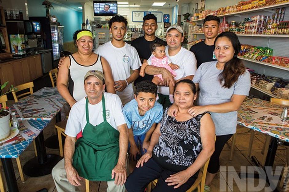 Rony Ordoñez y su familia promueven el sabor guatemalteco en Carolina del Norte. (Foto: Photo by Alex Boerner/Indiweek)