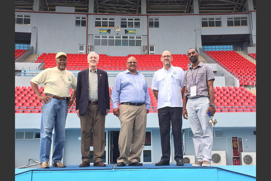 Recientemente, el Presidente del Comité Olímpico Guatemalteco, Gerardo Aguirre (cuarto de izquierda a derecha), estuvo en Bahamas, visitando las instalaciones deportivas. (Foto: Comité Olímpico Guatemalteco)