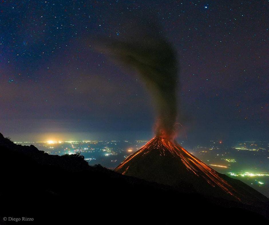 Esta es la imagen que fue elegida como la Fotografía Astronómica del Día, del guatemalteco Diego Rizzo. La postal muestra varias constelaciones y la erupción del volcán de Fuego. (Foto: Diego Rizzo)