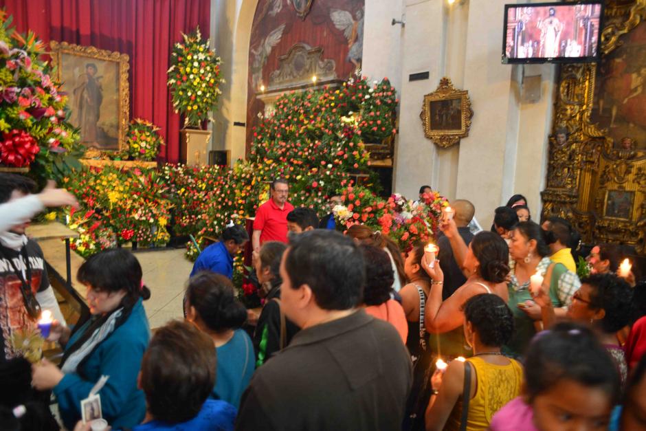 Miles de fieles llegaron a pedir a San Judas Tadeo a la iglesia La Merced; las filas eran interminables. (Foto: Jesús Alfonso/Soy502)