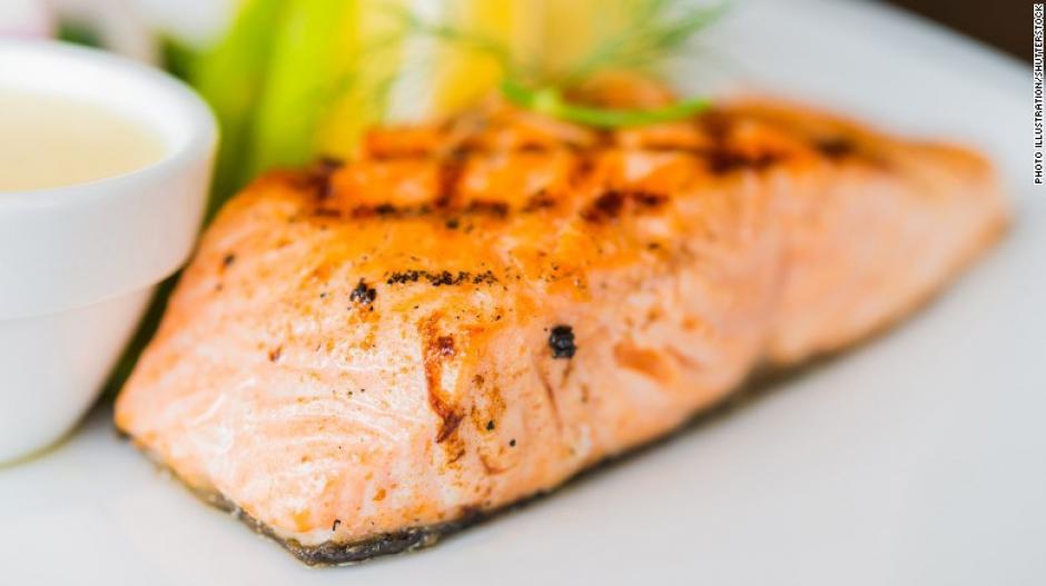 &nbsp;La dieta MIND sugiere comer al menos una porción de pescado a la semana. (Foto: cnn)