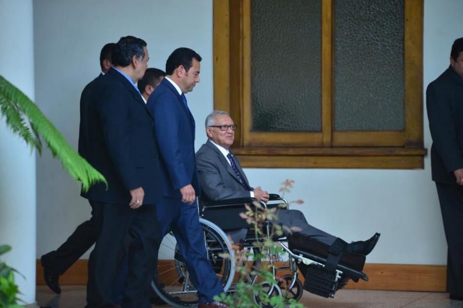 El Presidente Alejandro Maldonado Aguirre, continúa haciendo uso de la silla de ruedas. Esta mañana recibió en Casa Presidencial a Jimmy Morales, Presidente electo. (Foto: Jesús Alfonso/Soy502)