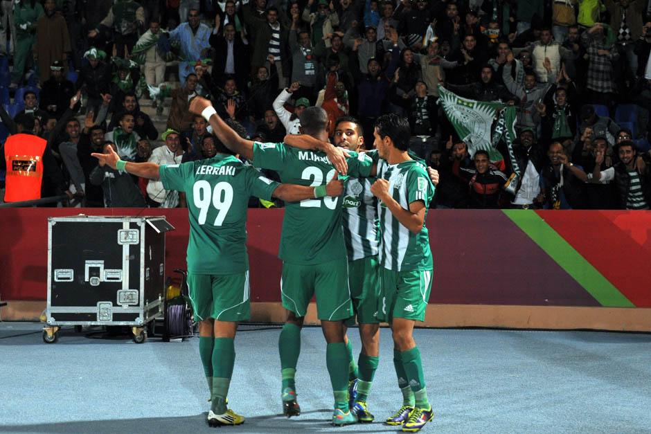 Los jugadores del Raja Casablanca de Marruecos celebran uno de los goles ante el Atlético Mineiro. (Foto: Yahya Arhab/EFE)