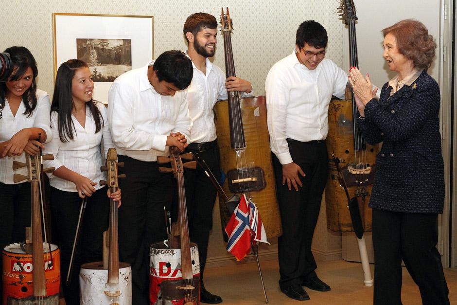 La Reina Sofía aplaude a los miembros de la Orquesta de Instrumentos Reciclados de Cateura (Paraguay). (Foto: Sergio Barrenechea/EFE)