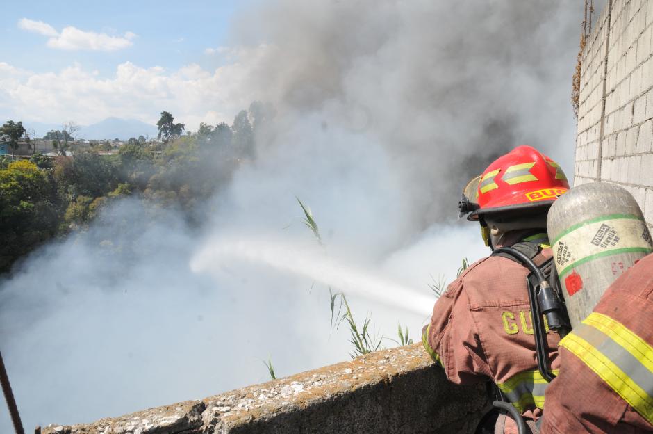 Bomberos Luchan Contra Incendio Forestal Por Más De 6 Horas