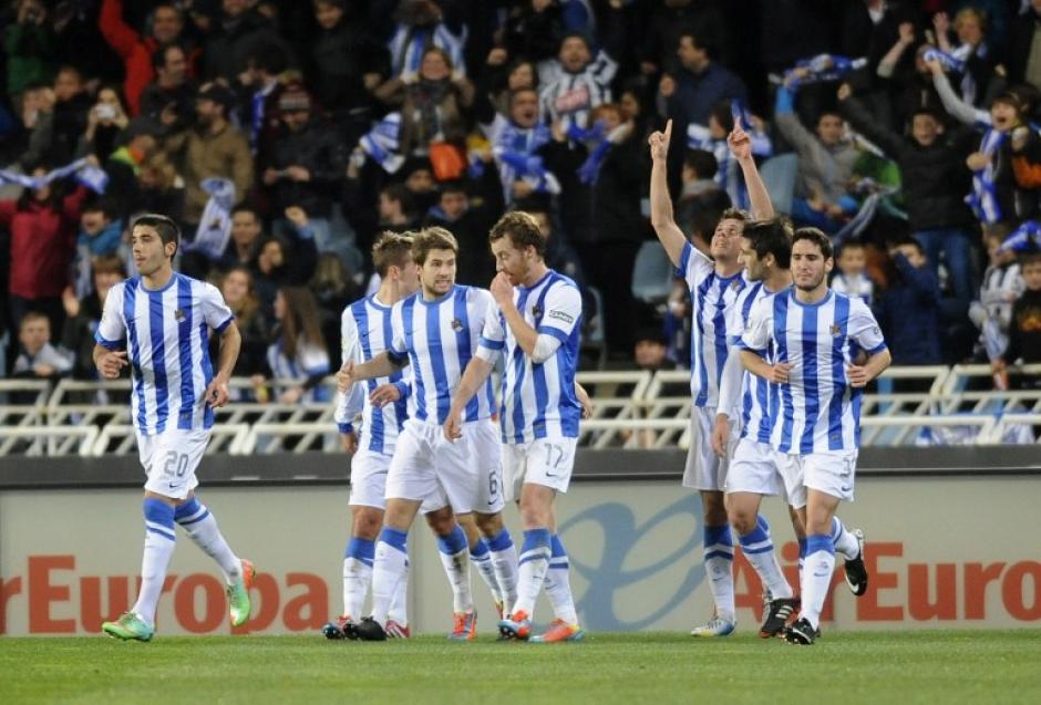 La Real Sociedad derrotó 1-0 al Barcelona en Anoeta y con esto los catalanes pierden el liderato y lo dejan en manos del Real Madrid. La primera anotación del juego fue un autogol de Song. (Foto: AFP)