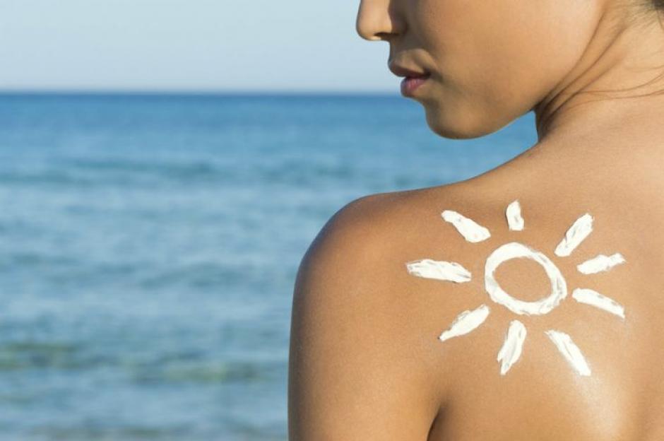 El bloqueador solar es una parte esencial del cuidado de la piel durante los meses de verano. Según la experta en cuidado de la piel Kate Somerville "Hay menos células cutáneas en tu cuello y pecho, por lo tanto tienden a ser más delgadas y más propensas al envejecimiento y al daño.