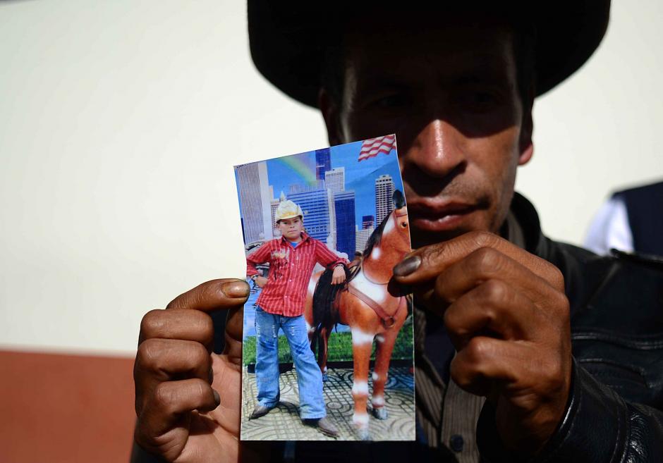     Francisco Ramos padre del niño Gilberto Ramos que perdiera la vida en el desierto de Texas semanas atrás, &nbsp;muestra una foto de su hijo a llegar a las bodegas de COMBEX a que le fueran entregados los restos de su hijo. (Foto: Jesús Alfonso/Soy502)