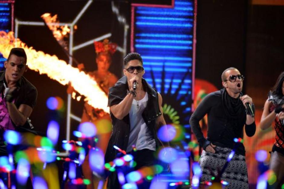 El dúo Chino y nacho interpretó el tema "Tú me quemas", con lo que arrancó la entrega de Premios Juventud 2014. (Foto: Univisión)&nbsp;