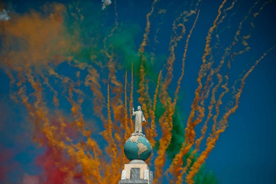    Fuegos pirotécnicos explotan durante el desfile en honor a el Salvador del Mundo, patrón de la ciudad de San Salvador, El Salvador. (Foto: AFP/José Cabezas)